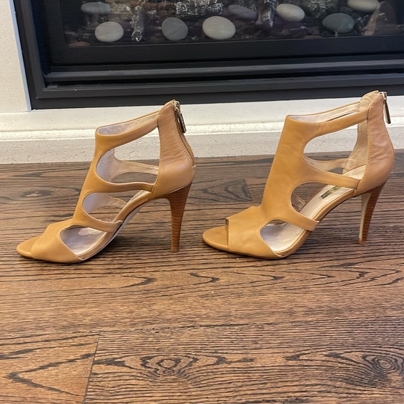 Louis et Cie Camel cut out heels. 3inch heels.size 8m. Worn once. - Picture 2 of 5